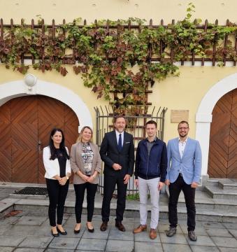 Vodja financ Nataša Gradišnik Padežnik, direktorica OU Danijela Bevk Knez, minister Klemen Boštjančič, župan Marko Šantej, podžupan Enej Kirn